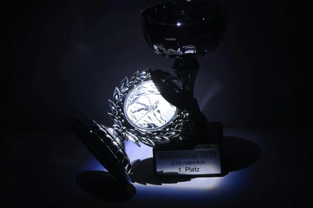 Coupe de vainqueur éclairée dans l'obscurité