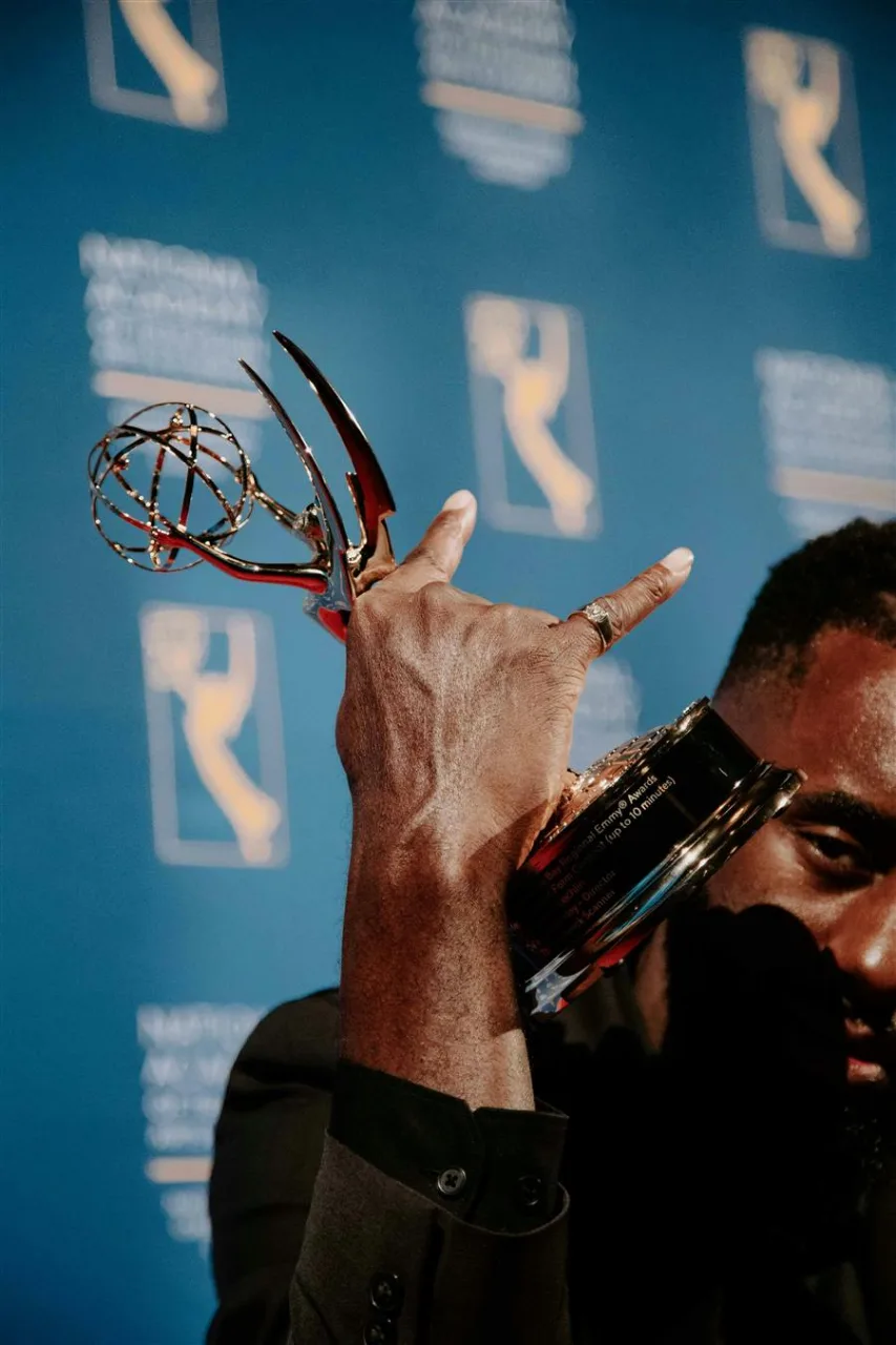 Un lauréat brandissant son trophée