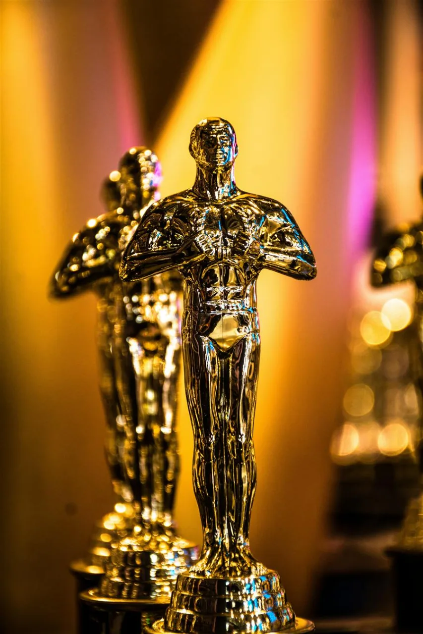 Statuettes dorées alignées sous les projecteurs